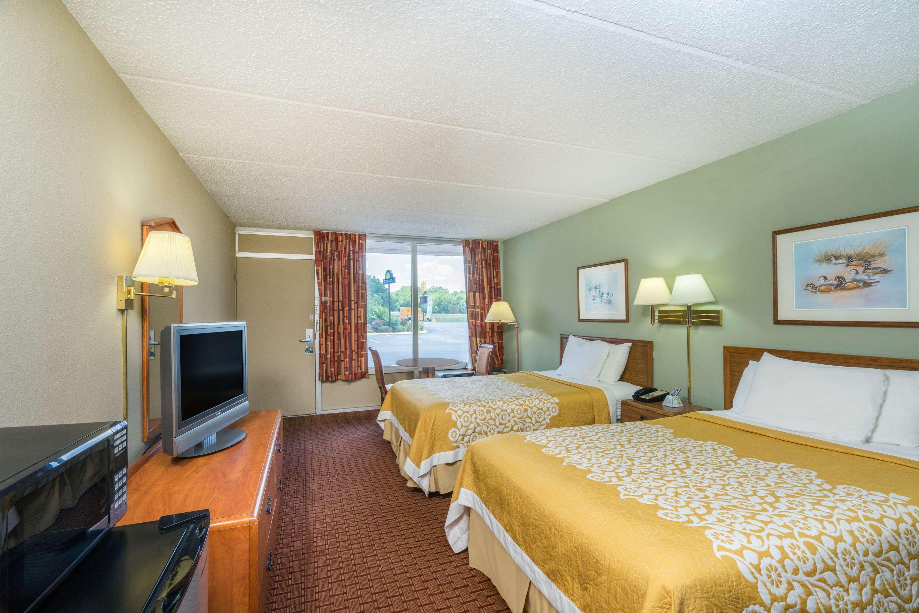 Days Inn By Wyndham Hurricane Mills Екстериор снимка