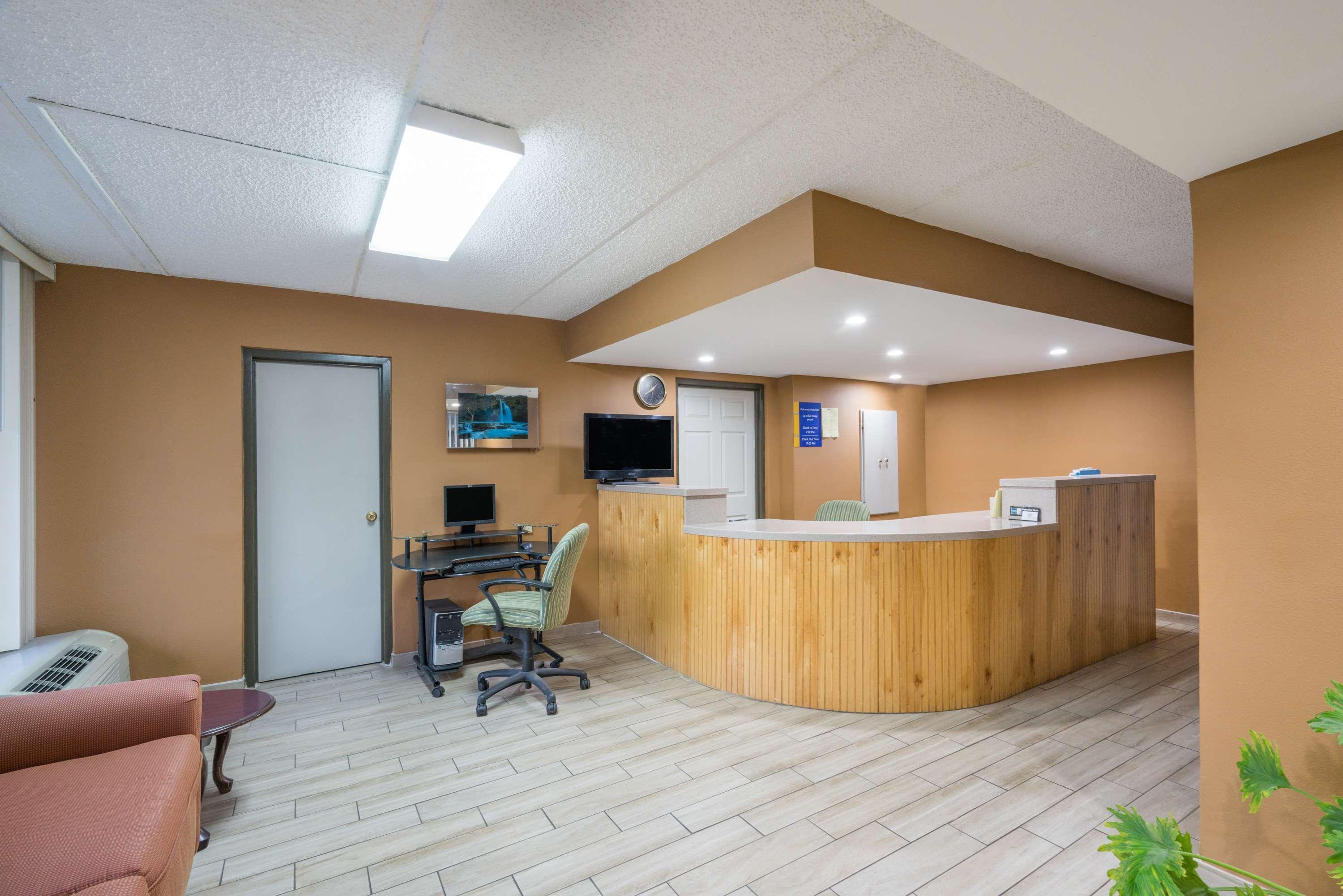 Days Inn By Wyndham Hurricane Mills Екстериор снимка