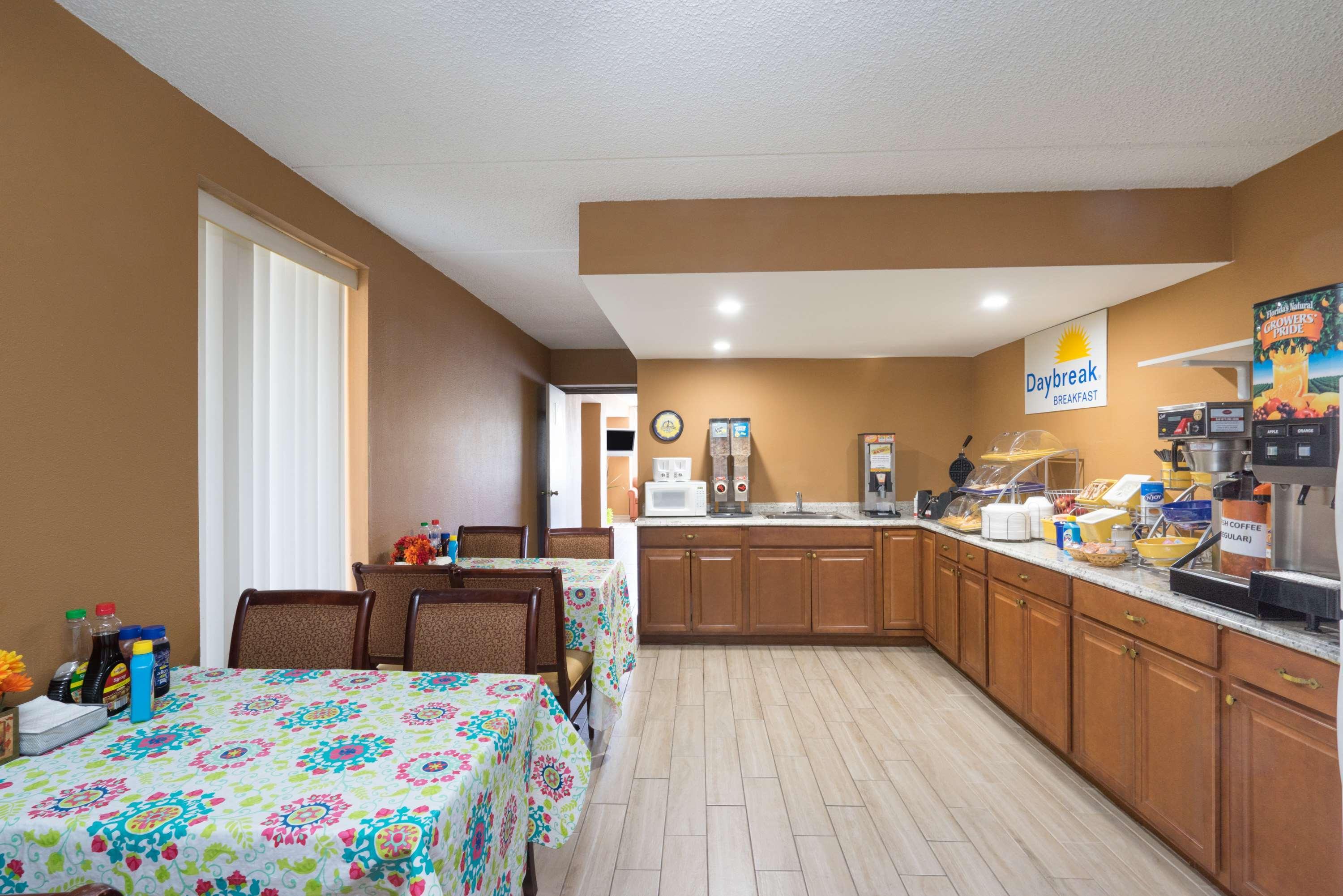 Days Inn By Wyndham Hurricane Mills Екстериор снимка