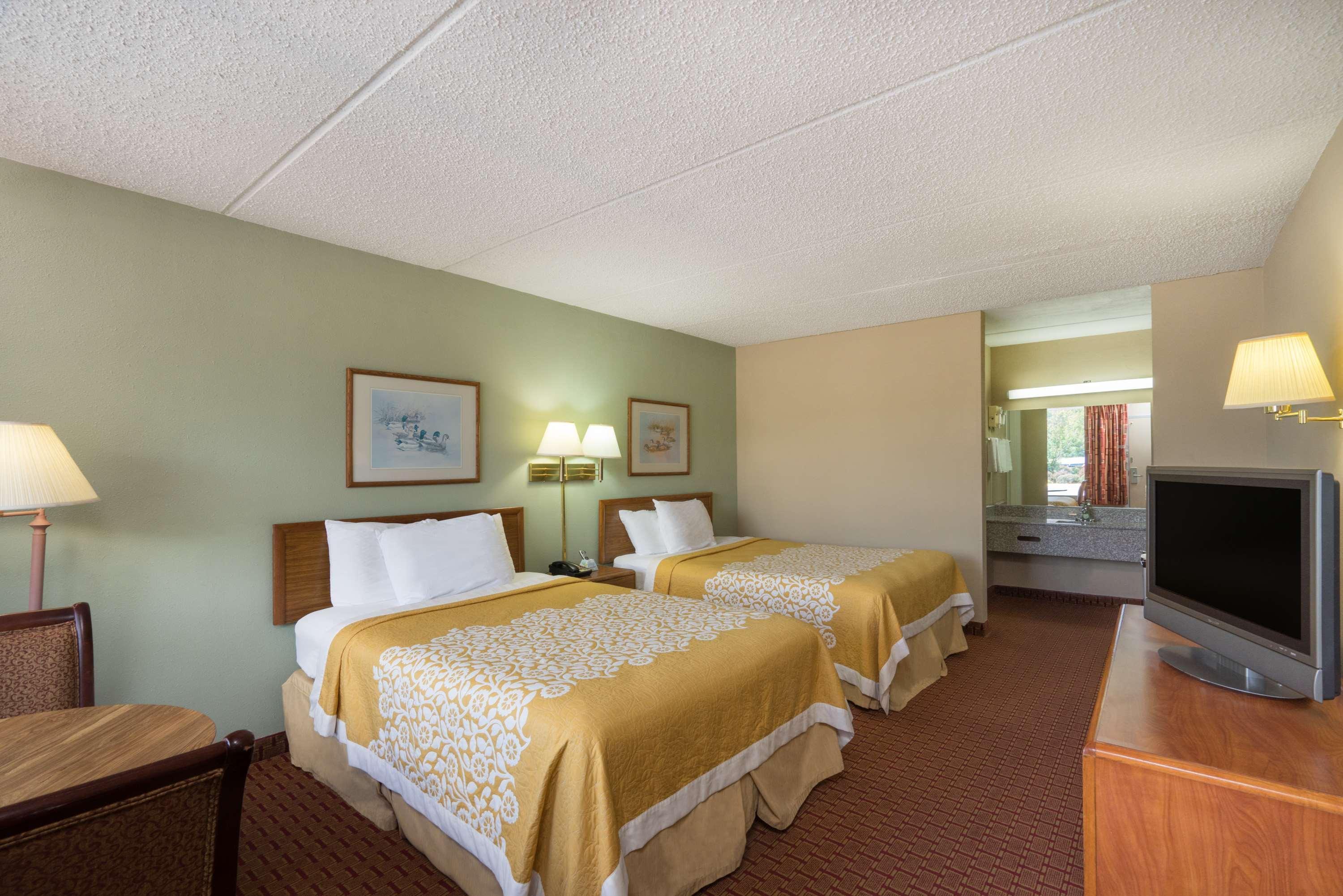 Days Inn By Wyndham Hurricane Mills Екстериор снимка