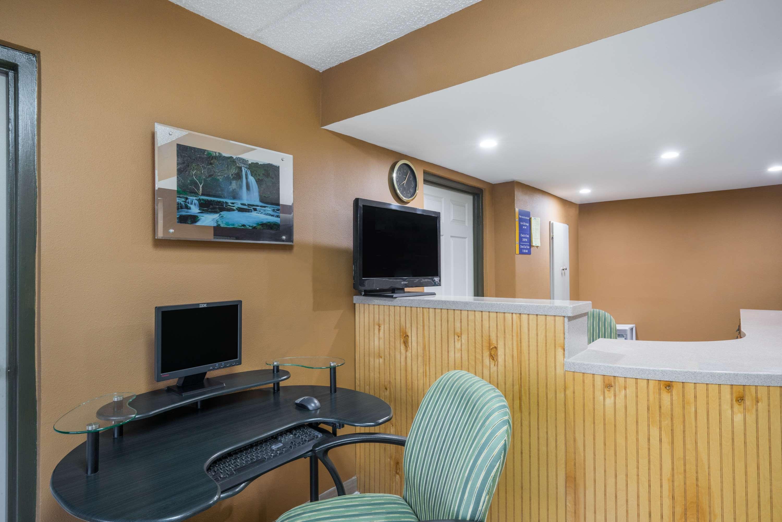 Days Inn By Wyndham Hurricane Mills Екстериор снимка