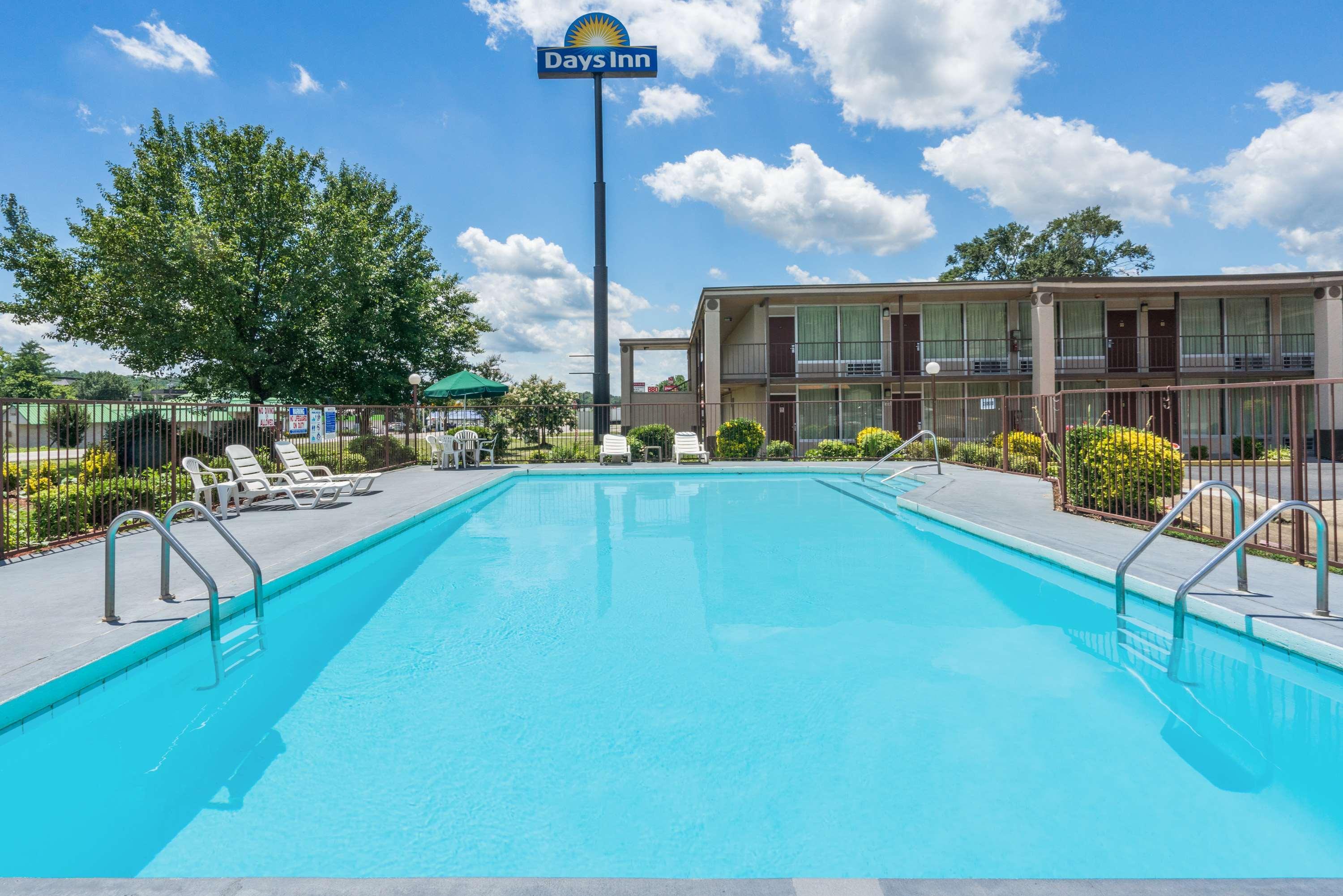 Days Inn By Wyndham Hurricane Mills Екстериор снимка